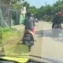 Cewek Naik Motor Sein Kanan tapi Belok Kiri, Pas Diklakson Malah Teriak-teriak