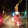 Barbar Sekali, Viral Aksi Pria Tanpa Busana Berdiri di Atas Motor yang Tengah Melaju
