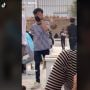 Pakai Baju Kembaran dengan Pelayan Kafe, Wanita Ini Jadi Salah Tingkah