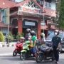 Dengar Lagu Garuda Pancasila Disiarkan di Jalan, Pemotor Sigap Berdiri Sikap Sempurna