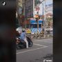 Viral Pemotor Kena Prank Lampu Lalu Lintas, Jadi Maju Mundur Cantik