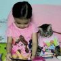 Bikin Gemas, Momen Bocah dan Kucing Ini Kompak Pakai Baju Sama