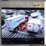 Ngeri! Berhenti di Lampu Lalin, Emak-emak Nyaris Terjepit Truk Besar yang Menyalip