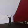Pengibaran Bendera Merah Putih Raksasa di Patung Kuda