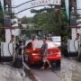 Mobil Mewah Kepergok Beli Bensin Eceran Pinggir Jalan, Publik Beri Pujian