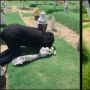 Wanita Nangis Sesenggukan Jenguk Makam Sahabat, Peluk Nisan Erat-erat