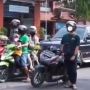 Aksi Pemotor Ini Tuai Pujian, Dengar Lagu Garuda Pancasila Langsung Turun dari Motor