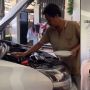 Viral Ritual Beli Mobil Baru, Ditabur Beras Sampai Dilempari Telur