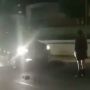 Headshot! Gadis Adang Mobil Sampai Bikin Macet, Ambruk Ditimpuk Kerucut Lalu Lintas