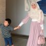 Melalui Sandal Anak, Larissa Chou Sindir Alvin Faiz soal Kesetiaan?
