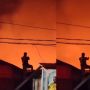 Pria Misterius Beraksi di Atap Rumah saat Kebakaran, Publik Malah Curiga