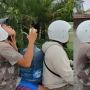 Cegah Dehidrasi Saat Berkendara, Aksi Penunggang Honda Supra Ini Bikin Geleng Kepala