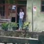 Viral Wanita Pecahkan Kaca Jendela Rumah, Diduga Emosi Tak Tahan Omongan Tetangga