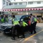 Viral Polisi Ramai-ramai Gotong Toyota Avanza, Bobotnya Tembus 1.000 Kg