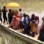 Tak Ada Jembatan, Mempelai Wanita Diarak Warga Seberangi Sungai Naik Perahu, Ditarik Tali