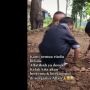 Momen Haru Bocah Mengetuk Makam Sang Kakek sambil Memanggil Terus Menerus