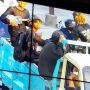 Savage! Ditegur Petugas saat Bonceng Bak Truk, Pemuda Nekat Acungkan Jari Tengah