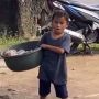 Bikin Terenyuh! Bocah Pedagang Keliling Lihat Orang Makan Bakso, Cuma Bisa Gigit Kuku