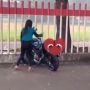 Viral Wanita Ngambek Tusuk Jok Motor, Pria Beri Tanda saat di Tikungan