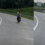 Lampu Sein Motor Mati, Cara Pria Ini Beri Tanda saat di Tikungan Jadi Sorotan