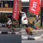 Modal Rantai, Dua Bocah Main Ayunan di Trotoar Restoran Cepat Saji Bikin Publik Tertampar