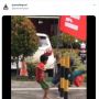 Bikin Terenyuh! Anak Jalanan Main Ayunan di Pembatas Jalan, 'Bahagia itu Sederhana'