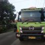Nyalip Mobil di Cisoka, Pemotor Asal Bogor Tewas Tertabrak Truk