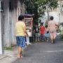 5 Berita Viral Hari Ini: Wanita Tebar Beras di Jalanan, Resto Penipu