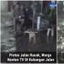 Viral Aksi Protes Jalanan Rusak, Warga Nekat Nonton TV di Kubangan Air