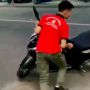 Takjub! Aksi Tukang Parkir Pakai Teknik Unik Pindahkan Motor