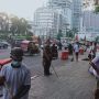 Terciduk Tarik Pungli dari Pengendara, Puluhan Preman di Medan Dihukum Sapu Jalan