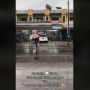 Viral Warganet Pergoki Pria Gendong Pasangan di Tengah Hujan, Publik Iri Berjamaah