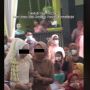 Nikah 2 Hari Usai Kecelakaan, Ibu Wali Kelas Terharu Dikado HP