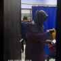 Rumah Disambangi Murid saat Lulusan, Ibu Wali Kelas Terharu Dikado HP