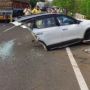 Heboh Mobil KIA Terbelah Dua Usai Kecelakaan, Hindari Pesepeda Jadi Sebabnya