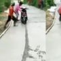Jalan Kompleks Dipakai Parkir Sembarangan, Pemotor Hampir Jadi Tumbal Proyek