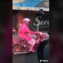 Viral Aksi Ibu-Ibu Naik Motor Serba Pink, Gaya Pakaian Ikut Jadi Sorotan