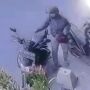 Awalnya Tengok Kanan-Kiri, Aksi Perempuan Ini Bikin Geregetan Saat Lihat HP di Motor