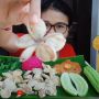 Mukbang Unik, Wanita Ini Santap Keripik Bunga Kamboja