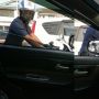 Nyetir Mobil Sambil Main HP, Wanita Disetop Polisi yang Ternyata Suami Sendiri