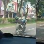 Aksi Penunggang Honda Beat Rebahan Saat Berkendara, Reaksi Warganet Bikin Salah Fokus