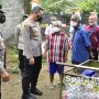 Kapolres Blitar Temui Mbah Poniman, Janji Tangkap Pelaku Penjambretan