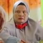 Viral Ekspresi Emak-emak Saat Gosip, 'Lebih Bahaya dari Senjata Laras Panjang'