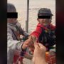 Salut! Dua Bocah Penjual Tisu Diberi Uang Cuma-cuma, Reaksinya Menampar Publik