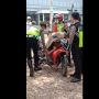 Bocah Nangis Kejer Kena Razia, Peluk Motor Agar Tak Digiring Polisi
