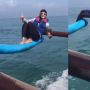 Tersapu Gelombang Pas Lagi Pose di Atas Kapal, Wanita Ini Bikin Panik Warganet