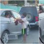 Menyentuh! Anak Jalanan Main Bareng Bocah dari Dalam Mobil, Orang Tuanya Tuai Pujian