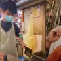Viral Video Pria Tampan Bersihkan Ikan Bawal, Ternyata Penjual di Pasar Ini
