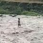 Menegangkan! Pemancing Terjebak di Tengah Sungai, Debit Air Meningkat Cepat