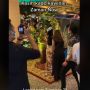 Gerebek Nikahan, Tamu Bawa Kado Unik Bak Tim Bedah Rumah, Videonya Viral